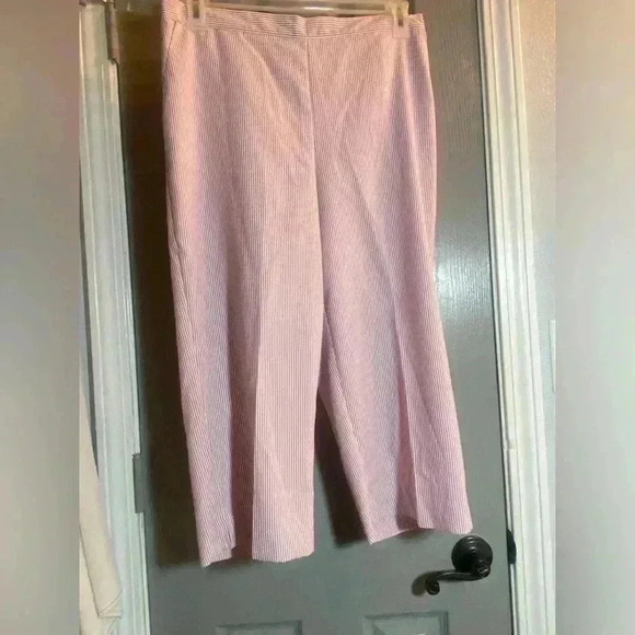 Alfred Dunner Pants - Alfred Dunner Capris with side pockets elastic waist dusty rose & white size 12